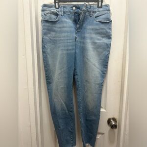 Light wash mid-rise super skinny jeans. Lucky Brand. Size 32 Regular